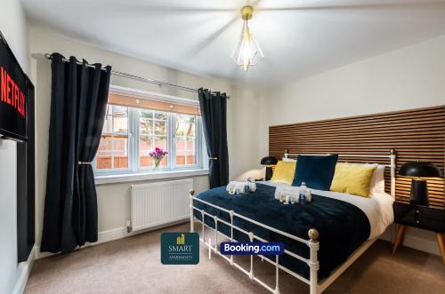 un dormitorio con una cama y una ventana en 2 Bedroom Apartments By Smart Apartments Short Lets & Serviced Accommodation Apartment Southampton With Free WiFi, en Southampton