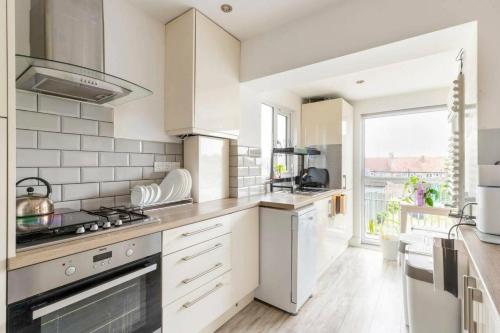 Η κουζίνα ή μικρή κουζίνα στο Bright & Stylish 4-Bed Home in the Heart of Morden