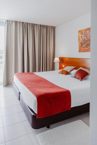 En eller flere senge i et værelse på Hotel Sao Sebastiao de Boliqueime
