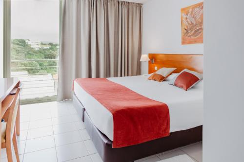 En eller flere senge i et værelse på Hotel Sao Sebastiao de Boliqueime