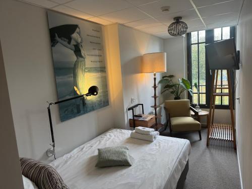 Romantik Badhotel Renesseにあるベッド