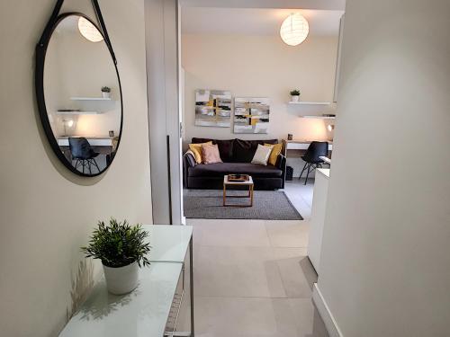 un salon avec un canapé et un miroir dans l'établissement Nestor&Jeeves - KORNER AVENUE TERRASSE - Central - Balcony, à Nice