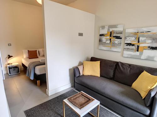 un salon avec un canapé et un lit dans l'établissement Nestor&Jeeves - KORNER AVENUE TERRASSE - Central - Balcony, à Nice