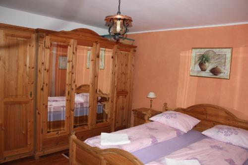 a bedroom with two beds and a chandelier at Pensiunea Casa Noastra in Baia de Fier