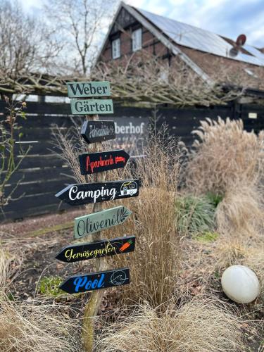a street sign in the middle of a yard at Weberhof - Münster 5 in Münster