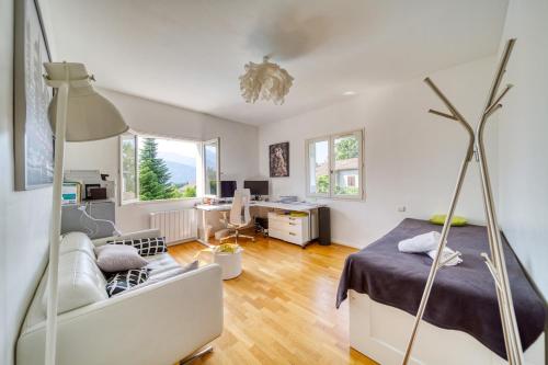 une chambre avec un lit et un bureau dans l'établissement Villa Piscine Eau Salée avec jeux multiples, à Saint-Ismier