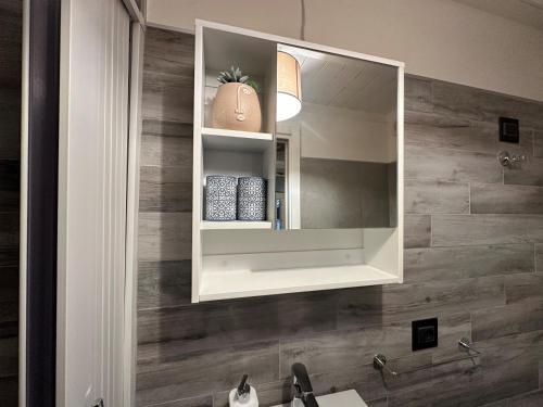 un baño con lavabo y espejo en Nesea Home, en Siracusa