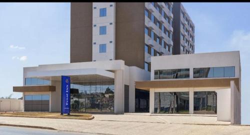 セッテ・ラゴアスにあるFlat Arthur Mの青い看板が目の前にある大きな建物