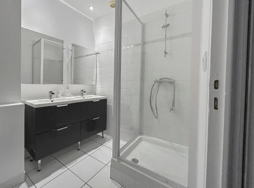 Bilik mandi di T2 Spacieux & Lumineux Hyper Centre