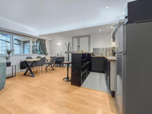 une cuisine avec des appareils noirs et une salle à manger dans l'établissement T2 Spacieux & Lumineux Hyper Centre, à Angers
