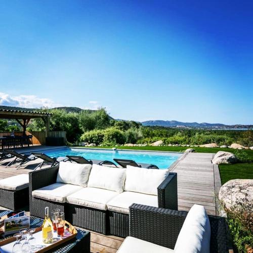 d'une terrasse avec des meubles en osier à côté d'une piscine. dans l'établissement La Villa Cilagna, à Cirendinu