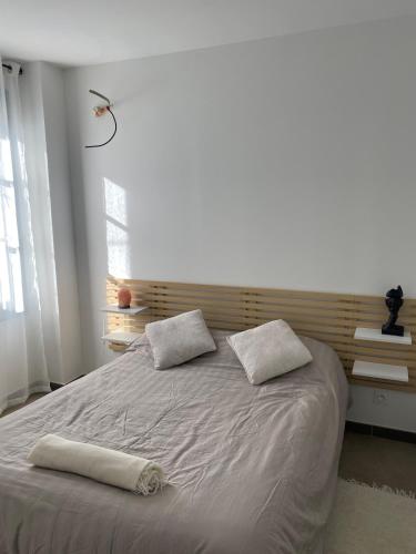 une chambre avec un grand lit avec deux oreillers dans l'établissement Modern and Cosy Apartment, à Montpellier