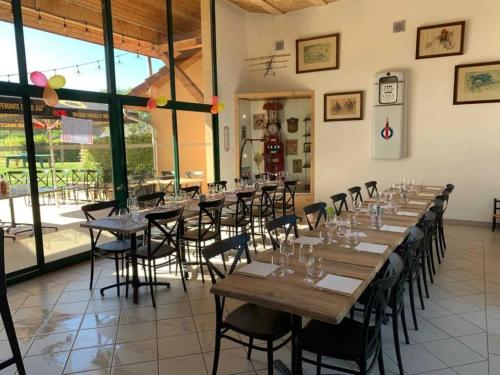 Restoran atau tempat lain untuk makan di Camping 3 étoiles - Piscine - ccaidda