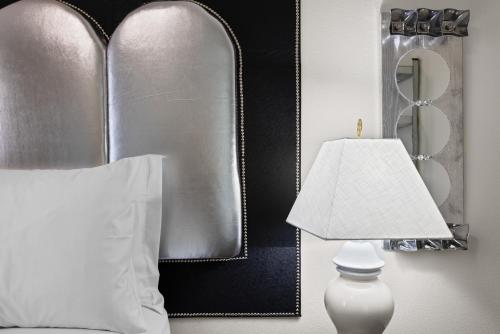 Chic & Cozy Room, Unique Design, Shared Amenities Near CofI and Lake Lowellにあるベッド