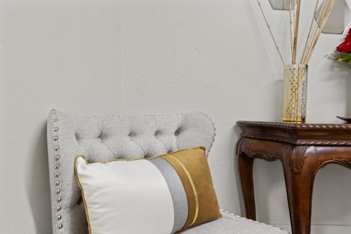 Chic & Cozy Room, Unique Design, Shared Amenities Near CofI and Lake Lowellにあるシーティングエリア