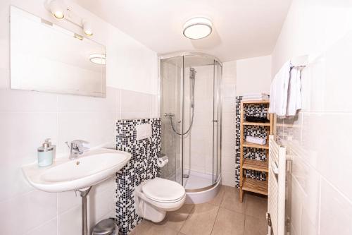 ein Badezimmer mit Dusche, Toilette und Waschbecken in der Unterkunft Haus Mitterbach Ferienwohnung Bergliebe in Berchtesgaden
