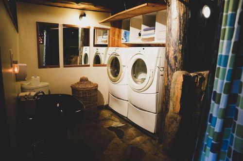 Gallery image of Le Chalet Inuksuk - Log Cabin Waterfront Spa in Sainte Béatrix