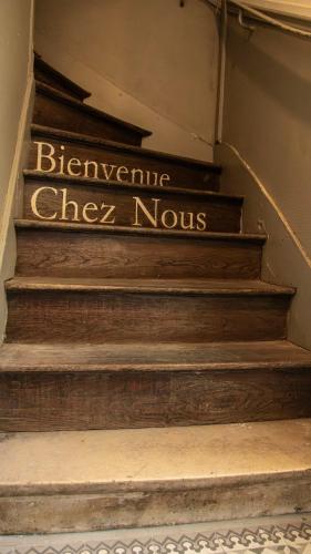 un escalier avec un panneau qui lit son film dans l'établissement Beautiful House Hyper Centre - 8 pers - Patio - Wifi, à Reims