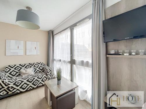 une chambre avec un lit et une grande fenêtre dans l'établissement Le Peuplier - Proche de la Plage, à Bray-Dunes