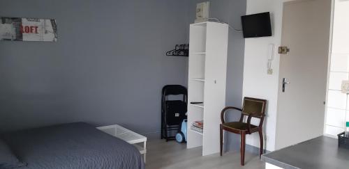 - une chambre avec un lit, une chaise et un placard dans l'établissement studio lumineux axe centre ville facs chu, à Poitiers