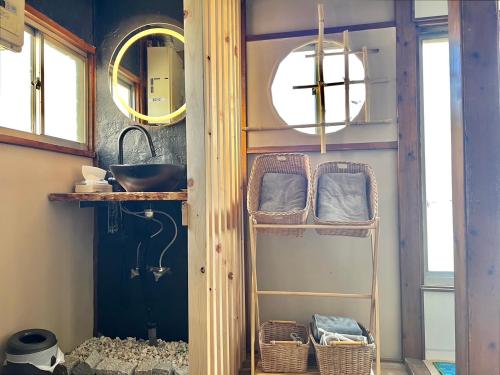 東京にある和みの宿Rent the whole houseのバスルーム(シンク、鏡、棚付)