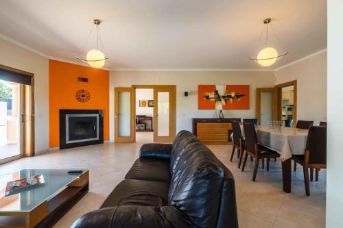 Villa Hugo - bright modern walk to restaurants