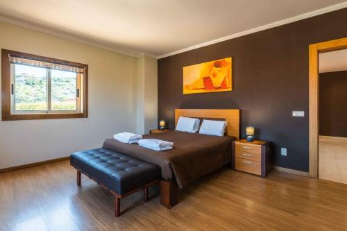 Villa Hugo - bright modern walk to restaurants