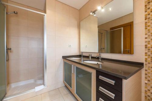 Villa Hugo - bright modern walk to restaurants