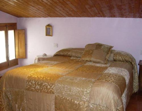 a bedroom with a large bed in a room at Casa El Rey in Murillo de Gállego