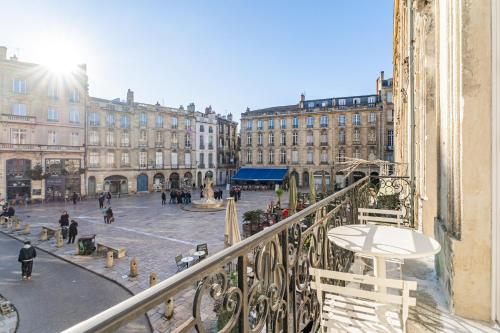 a view from a balcony of a street with buildings at Élégant appartement Place du Parlement pour 4 personnes in Bordeaux