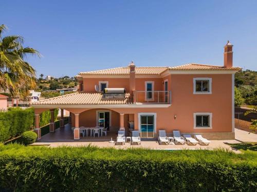 Villa Hugo - bright modern walk to restaurants