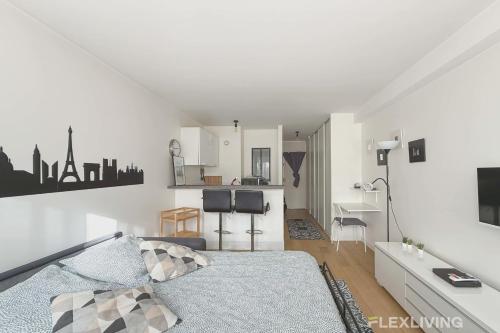 Cette chambre blanche dispose d'un lit et d'une cuisine. dans l'établissement Flexliving - Studio - Piver, à Paris