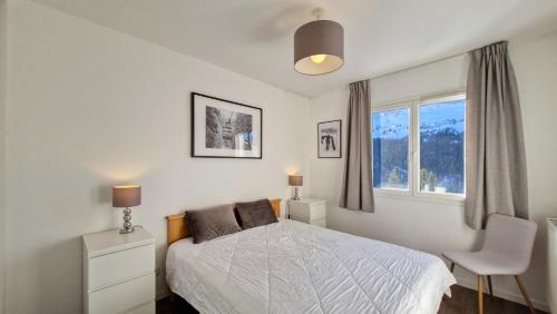 une chambre avec un lit et une fenêtre dans l'établissement Residence les Pleiades, à Flaine