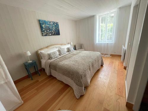 une chambre avec un lit et un parquet dans l'établissement Beautiful Gite, Private Pool, Magnificent views!!!, à Nanteuil-Auriac-de-Bourzac