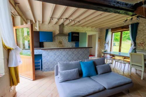 un salon avec un canapé et une table dans l'établissement Maison de charme proche Sancerre avec piscine, à Groises