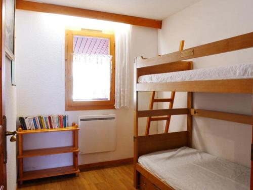Ένα ή περισσότερα κρεβάτια σε δωμάτιο στο Appartement 2 pièces pour 5 pers. à Montchavin, proche commerces et pistes, balcon exposé sud/ouest - FR-1-329-44