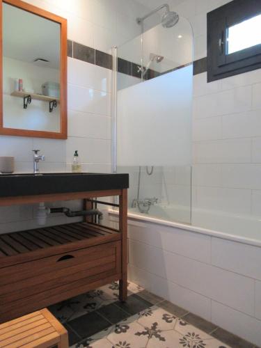 une salle de bain avec une baignoire, un lavabo et un miroir dans l'établissement Un havre de paix en Périgord, à Fanlac