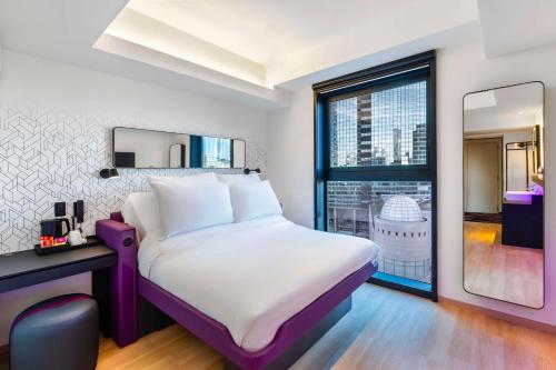 Postel nebo postele na pokoji v ubytování YOTEL Tokyo Ginza
