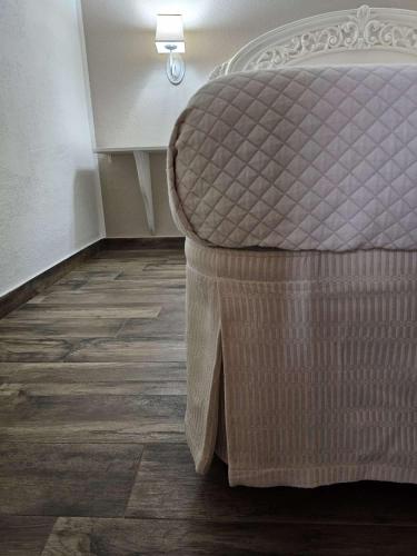 a bed sitting in the corner of a room at S'Arrosa de Monti in Villaputzu