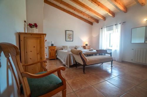 Un dormitorio con una cama, una mesa y una silla. en Finca Can Pau, en Calonge