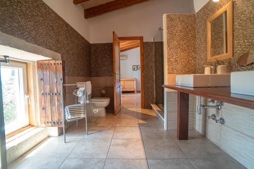un baño con inodoro y lavabo en Finca Can Pau, en Calonge