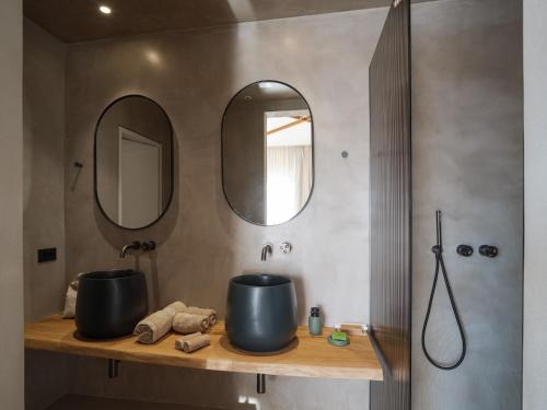 Ένα μπάνιο στο Syros Soul Private Pool Suites
