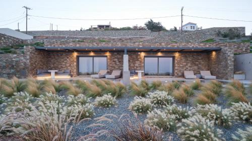 Κήπος έξω από το Syros Soul Private Pool Suites