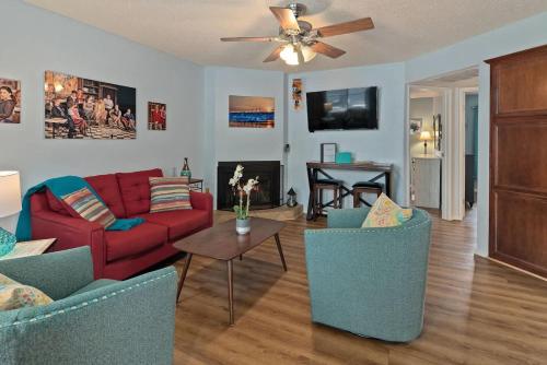 a living room with a red couch and blue chairs at La Casa De Camilla in Sedona