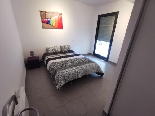 une chambre avec un lit et un tableau au mur dans l'établissement Appartement traversant, à Folelli