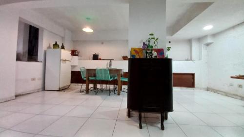 una cocina con una mesa y un refrigerador en LOFT en Barrio Sur, en San Miguel de Tucumán