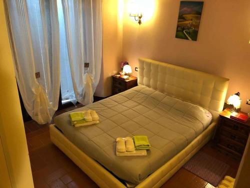 Un dormitorio con una cama con dos toallas encima. en Cottage Le Ginestre con piscina in Val d'Orcia, en Radicofani