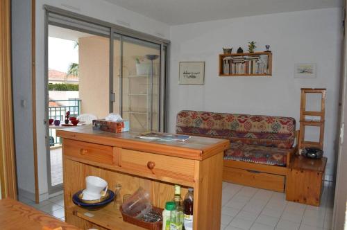 un salon avec un canapé et une table dans l'établissement Appartement 2 pièces cabine 6 couchages ARGELES SUR MER AR260-309, à Argelès-sur-Mer