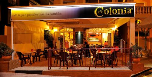 um restaurante com mesas e cadeiras em frente em Atrium Hotel em Bolnuevo