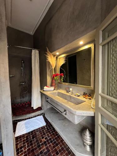 Kylpyhuone majoituspaikassa Riad Vendôme & Spa
